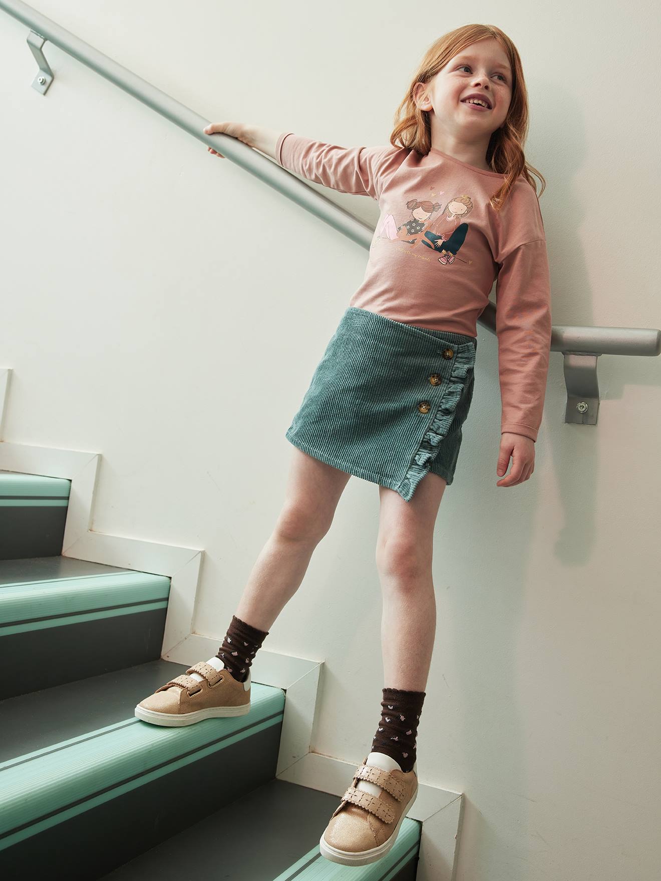 https://kids-avenue.com.ua/pages/gallery/6272/tee-shirt-egerie-details-fantaisie-fille-manches-longues (3).jpg